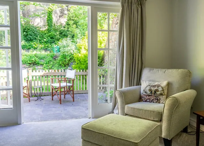 The Cottage By The Walls